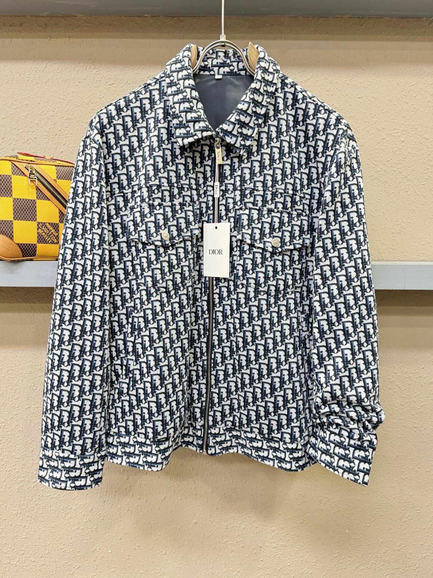 کاپشن برند Dior