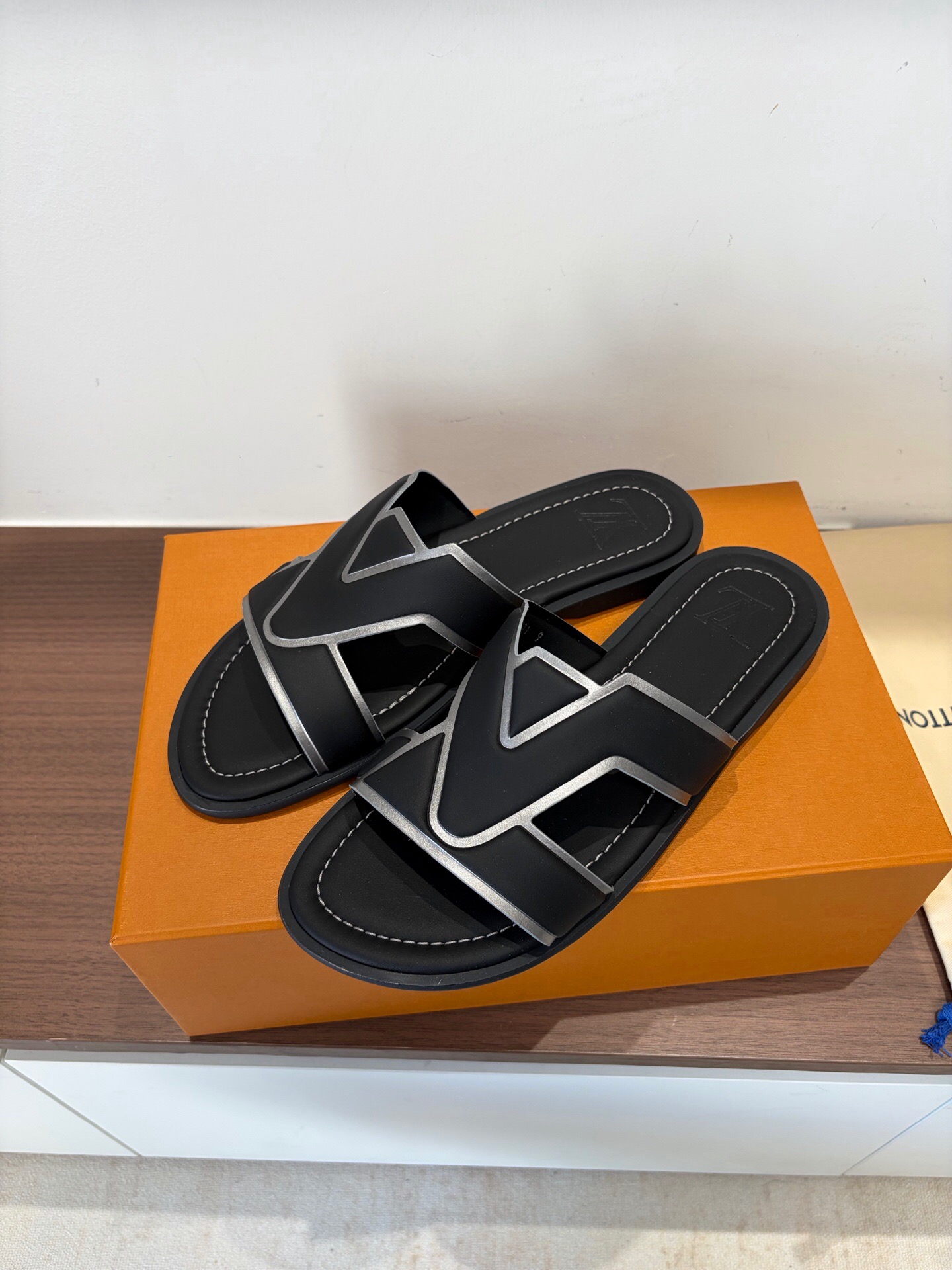 صندل مردانه برند Louis Vuitton