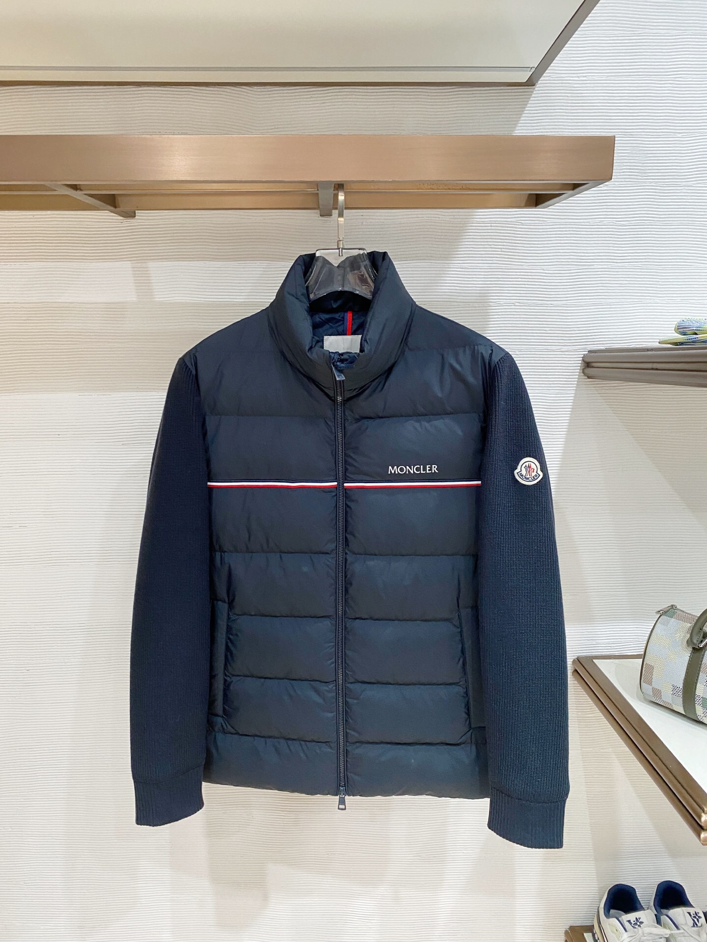 کاپشن برند Moncler