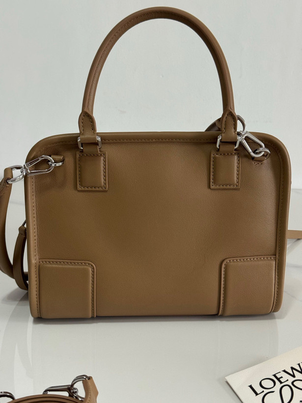کیف زنانه برند Loewe