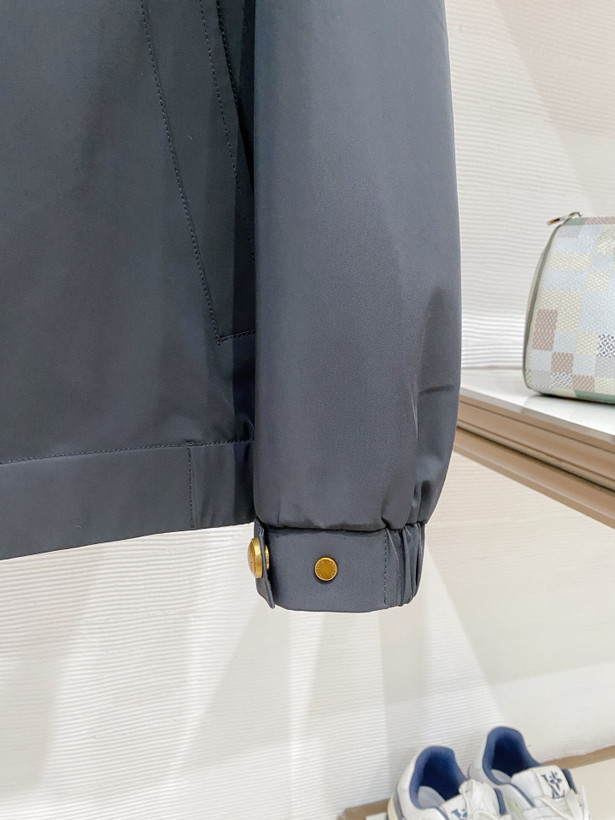 کاپشن برند Louis Vuitton