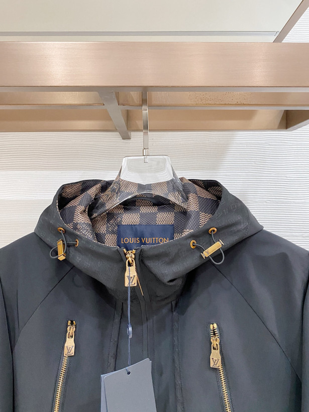 کاپشن برند Louis Vuitton