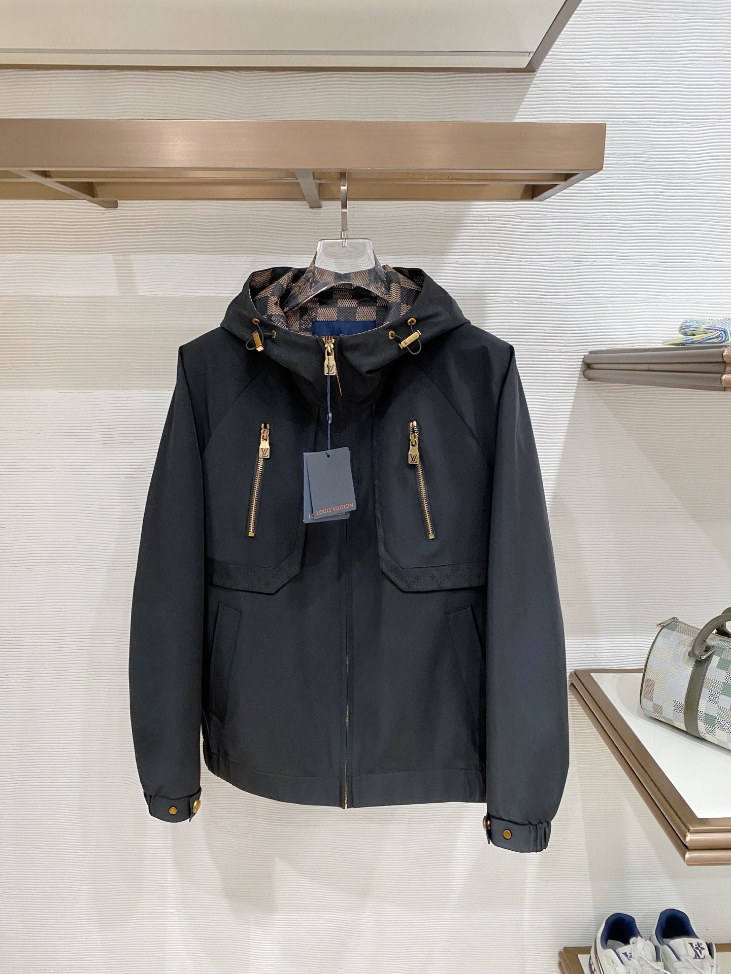 کاپشن برند Louis Vuitton