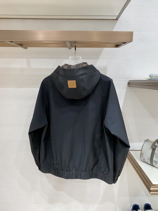 کاپشن برند Louis Vuitton