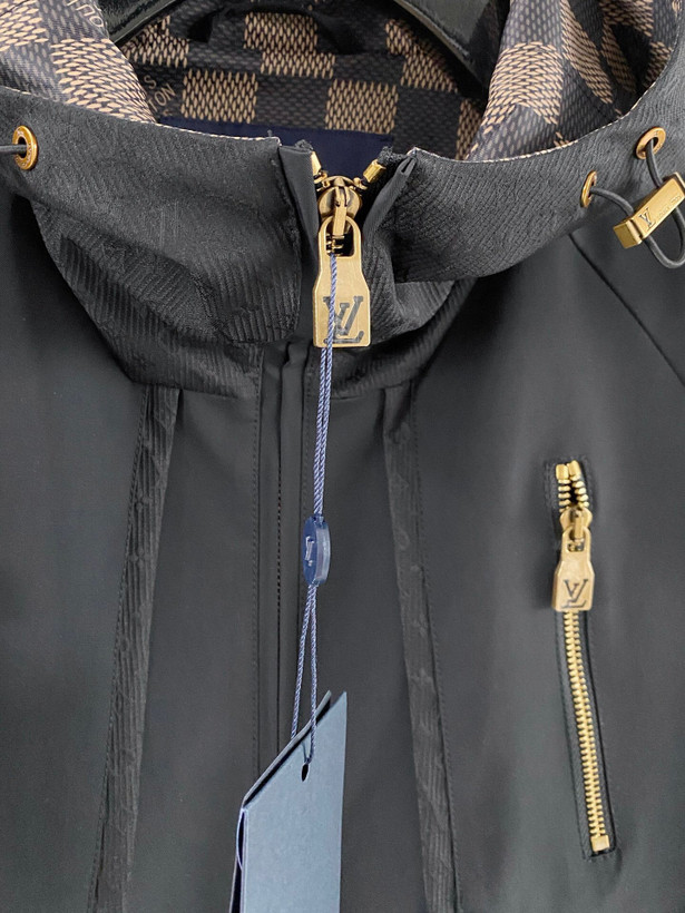 کاپشن برند Louis Vuitton
