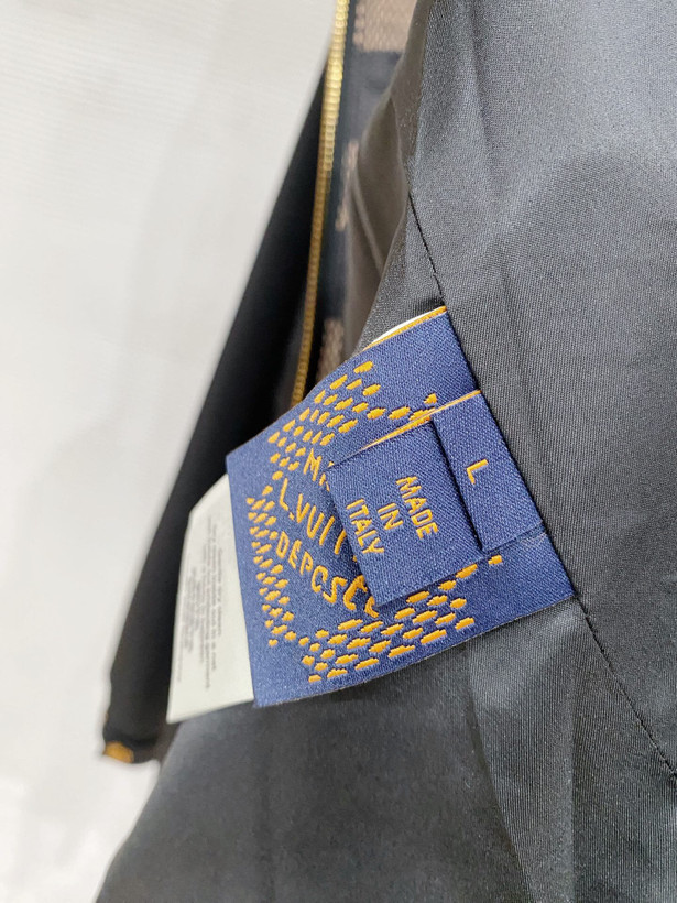 کاپشن برند Louis Vuitton