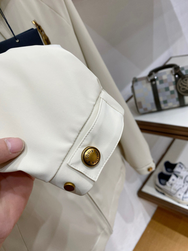 کاپشن برند Louis Vuitton