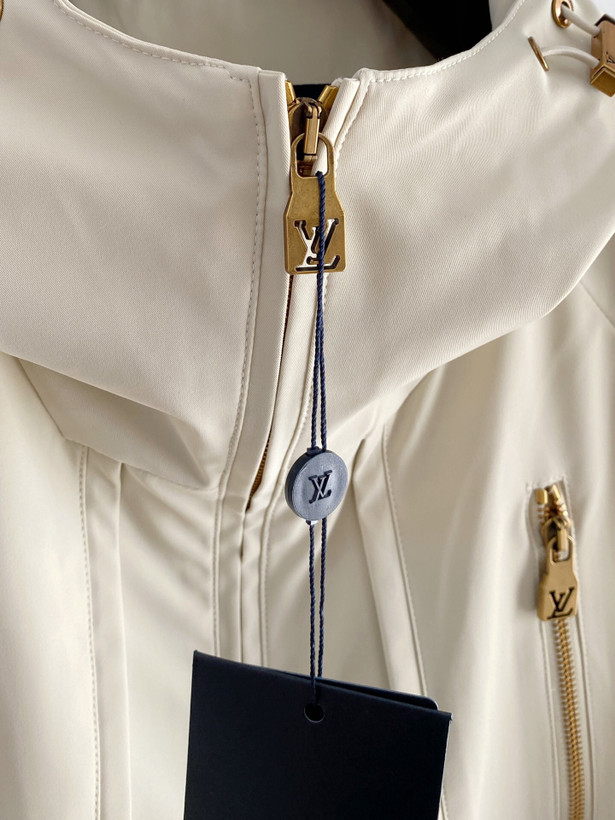 کاپشن برند Louis Vuitton