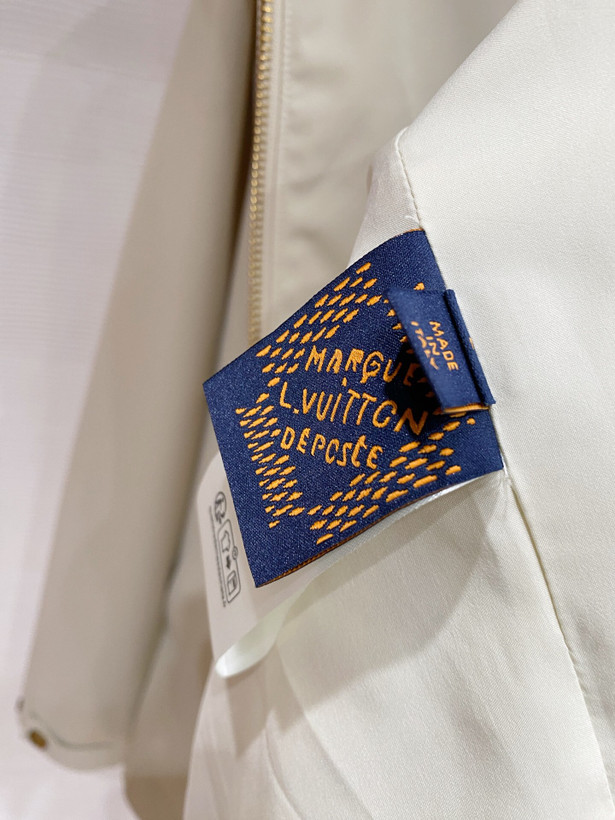 کاپشن برند Louis Vuitton