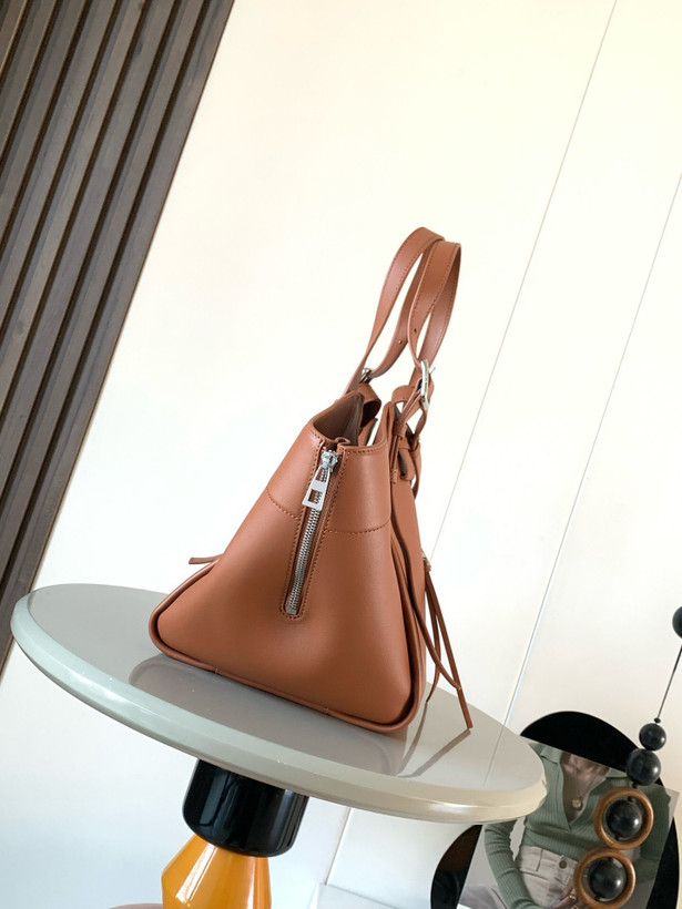 کیف زنانه برند Loewe