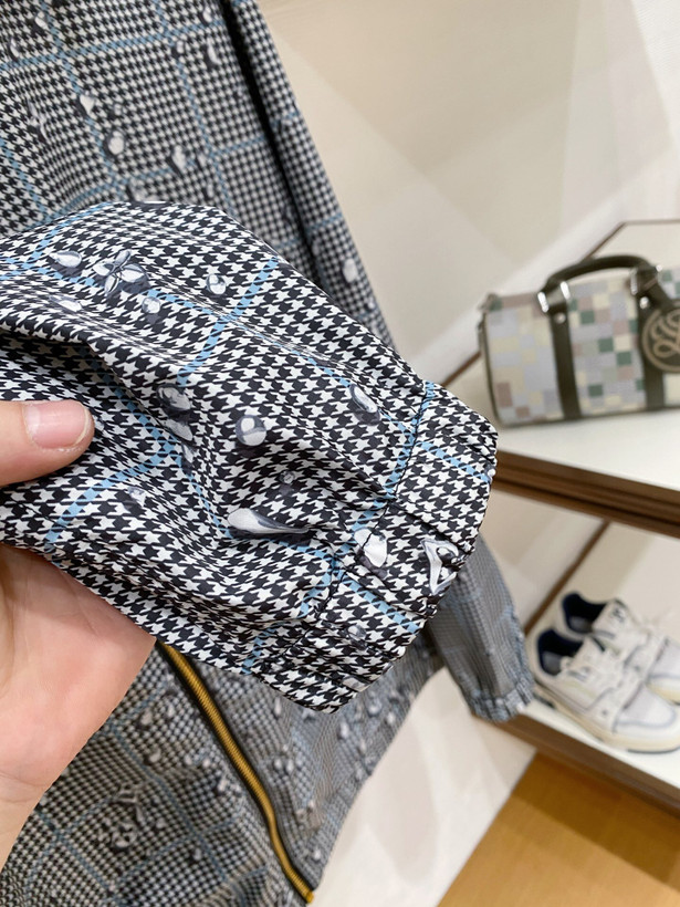 کاپشن دورو برند Louis Vuitton