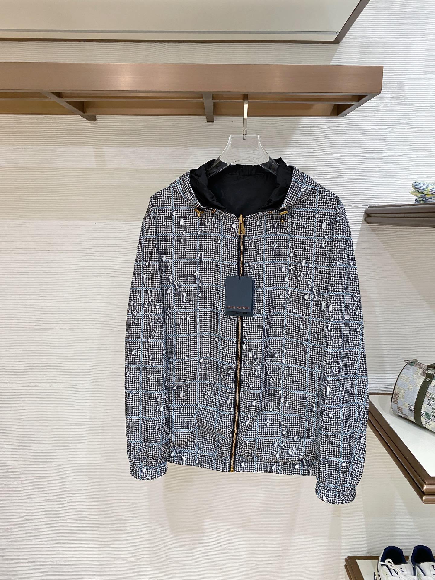 کاپشن دورو برند Louis Vuitton