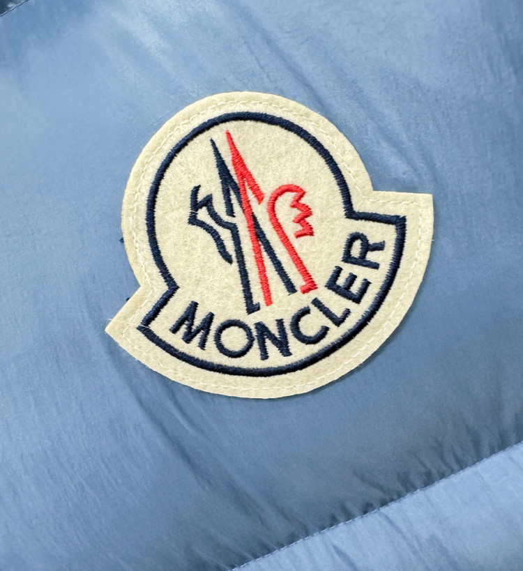 کاپشن برند Moncler