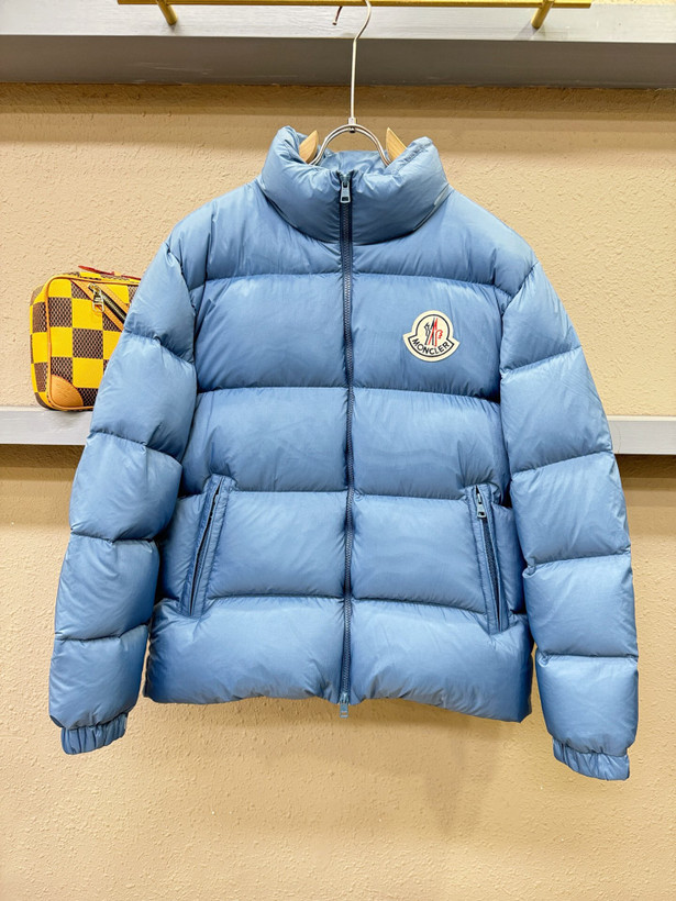 کاپشن برند Moncler