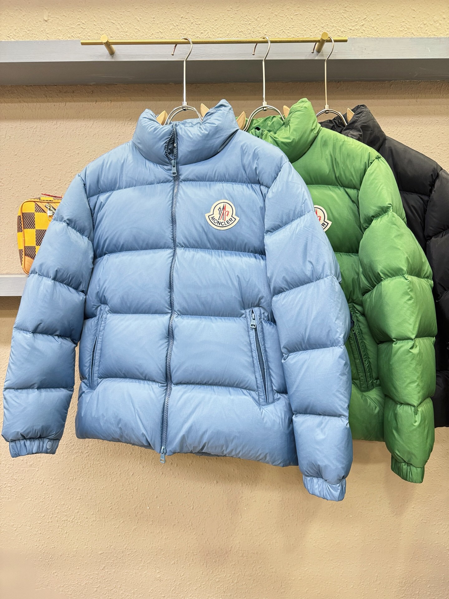 کاپشن برند Moncler