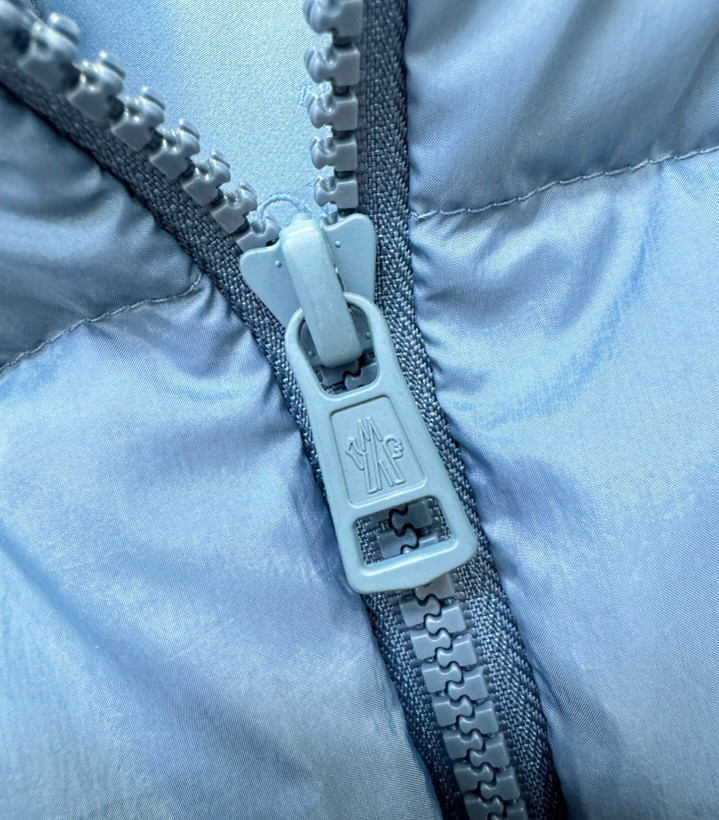 کاپشن برند Moncler