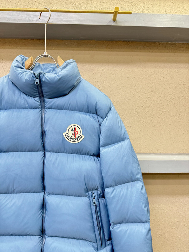 کاپشن برند Moncler