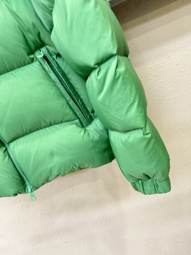 کاپشن برند Moncler