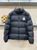کاپشن برند Moncler