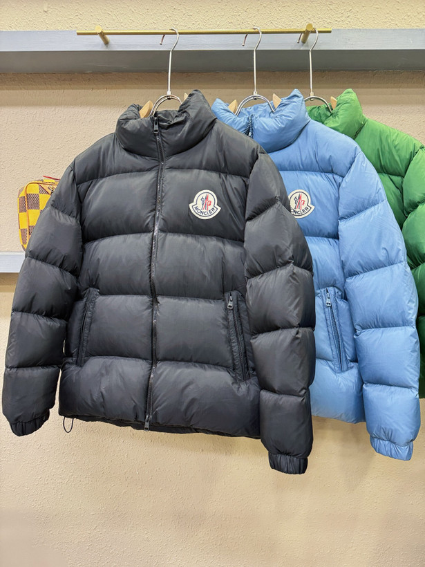 کاپشن برند Moncler