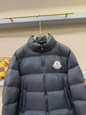 کاپشن برند Moncler