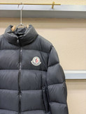 کاپشن برند Moncler
