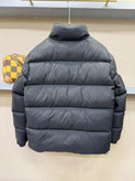 کاپشن برند Moncler