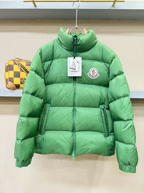 کاپشن برند Moncler