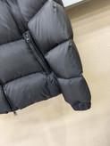 کاپشن برند Moncler