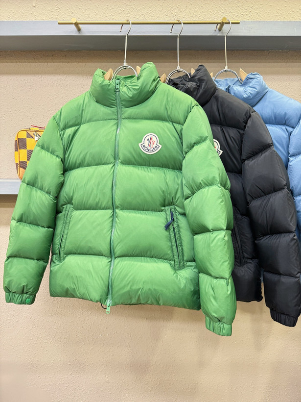 کاپشن برند Moncler