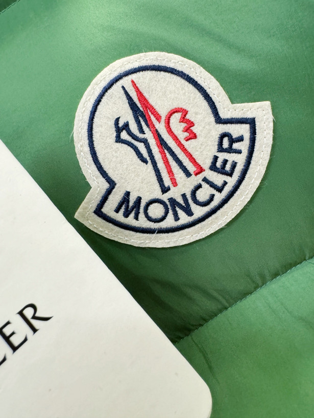 کاپشن برند Moncler