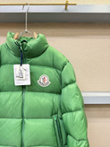 کاپشن برند Moncler