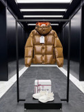 کاپشن برند Moncler