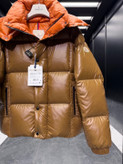 کاپشن برند Moncler