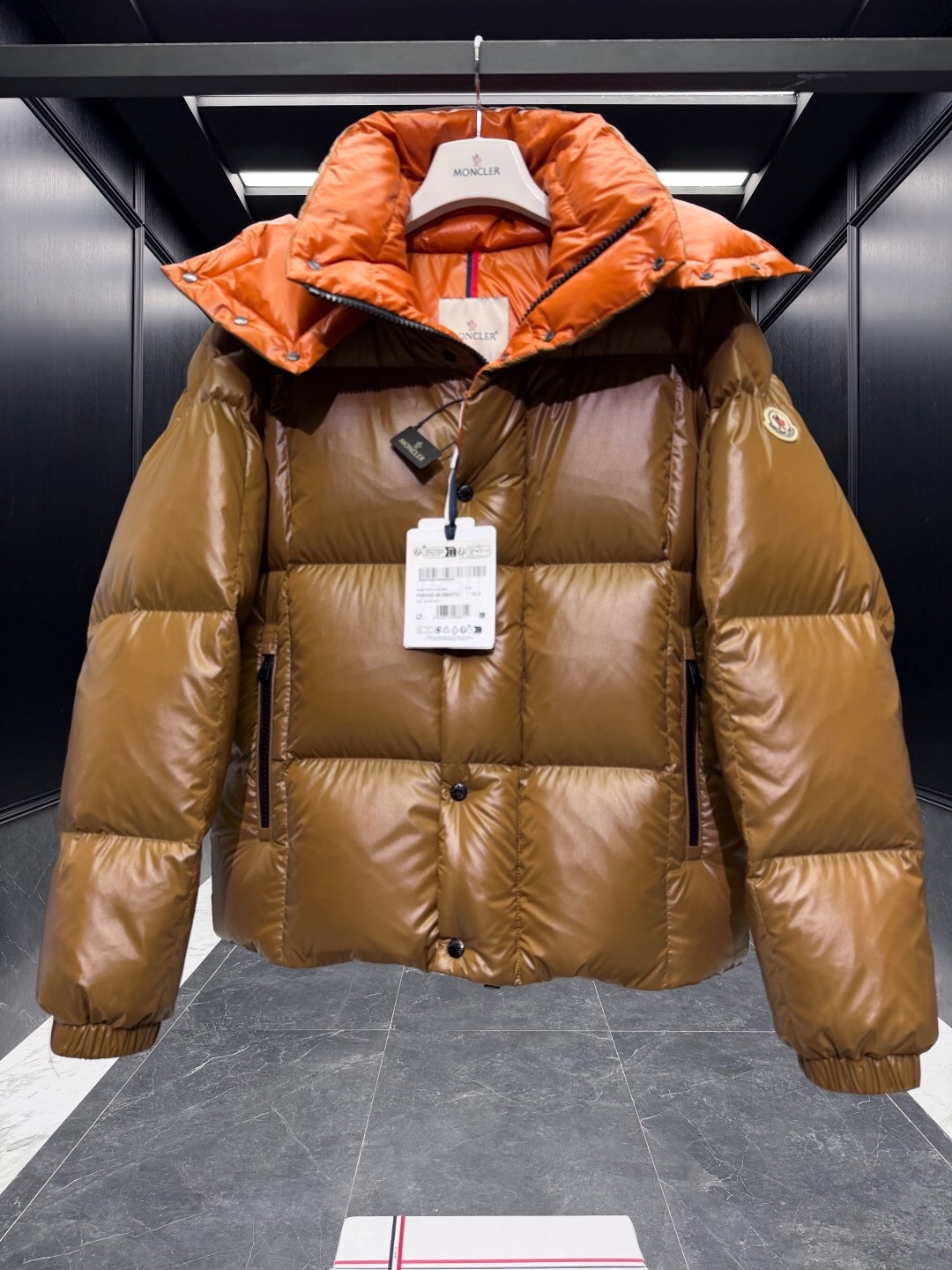کاپشن برند Moncler
