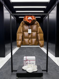 کاپشن برند Moncler