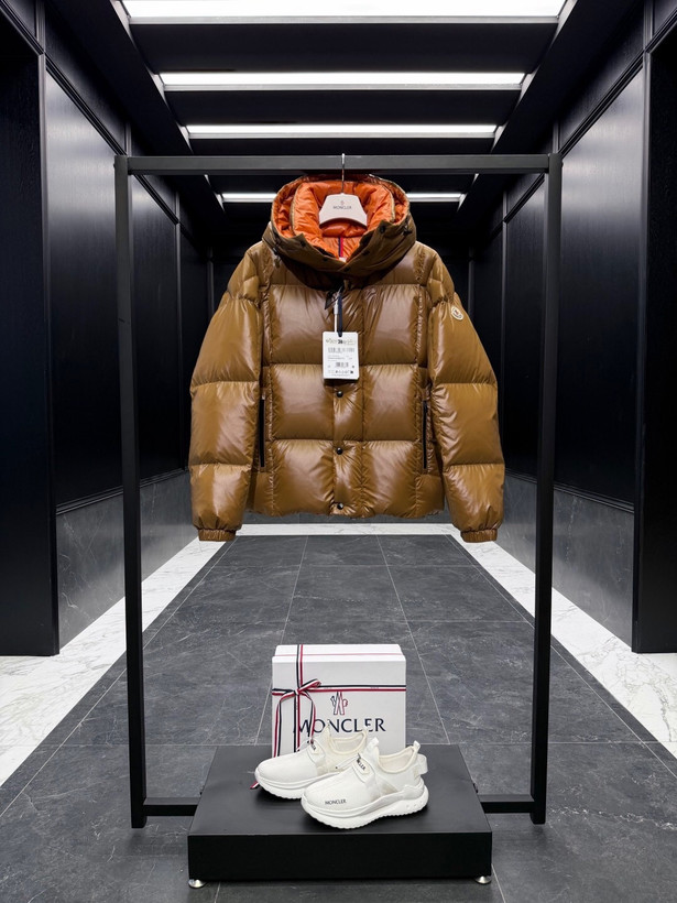 کاپشن برند Moncler