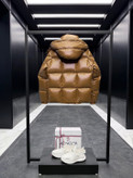 کاپشن برند Moncler