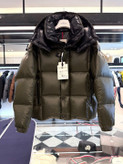 کاپشن برند Moncler