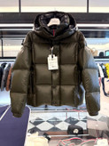 کاپشن برند Moncler