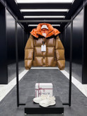 کاپشن برند Moncler