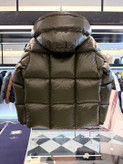 کاپشن برند Moncler