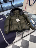 کاپشن برند Moncler