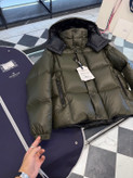 کاپشن برند Moncler
