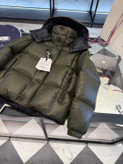 کاپشن برند Moncler
