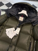 کاپشن برند Moncler