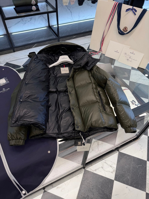 کاپشن برند Moncler