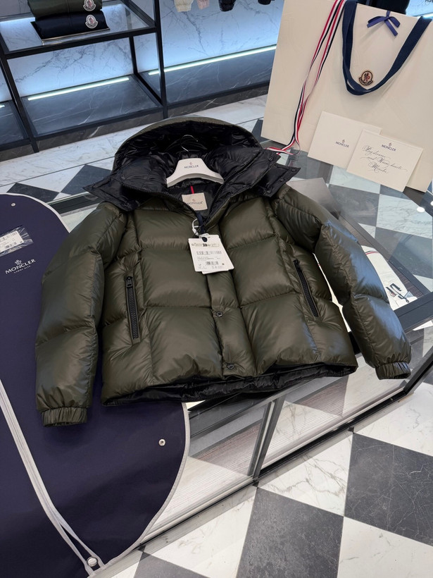 کاپشن برند Moncler