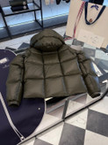 کاپشن برند Moncler