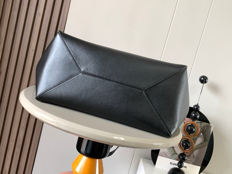 کیف زنانه برند Loewe